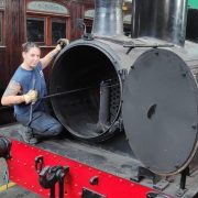 La historia de Gabriela Conti, la mujer que restaura locomotoras históricas en Remedios de Escalada