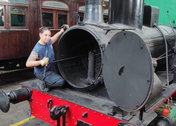La historia de Gabriela Conti, la mujer que restaura locomotoras históricas en Remedios de Escalada