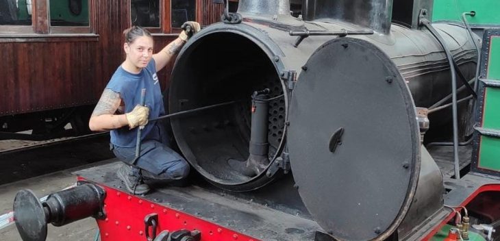 La historia de Gabriela Conti, la mujer que restaura locomotoras históricas en Remedios de Escalada