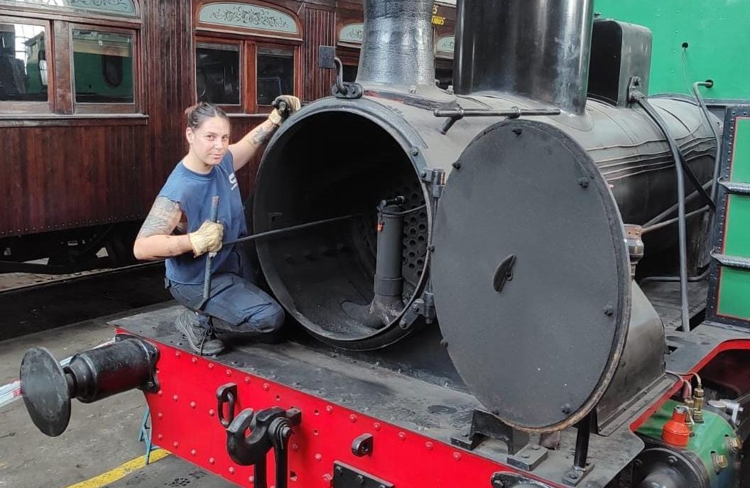 La historia de Gabriela Conti, la mujer que restaura locomotoras históricas en Remedios de Escalada