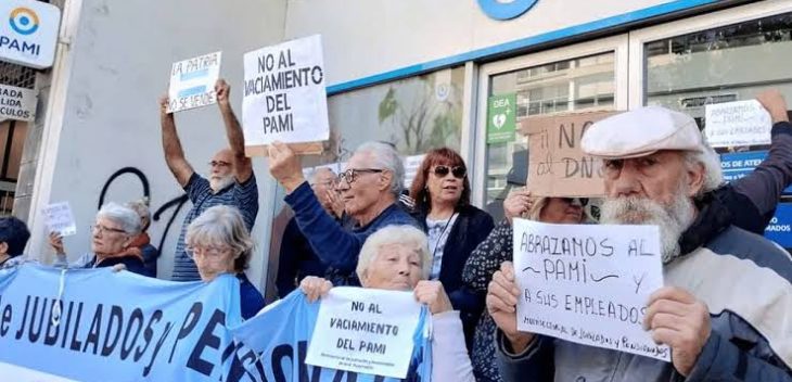 Radiografía de la crisis en el PAMI: menos cobertura de medicamentos, recortes en la atención y reclamos salariales