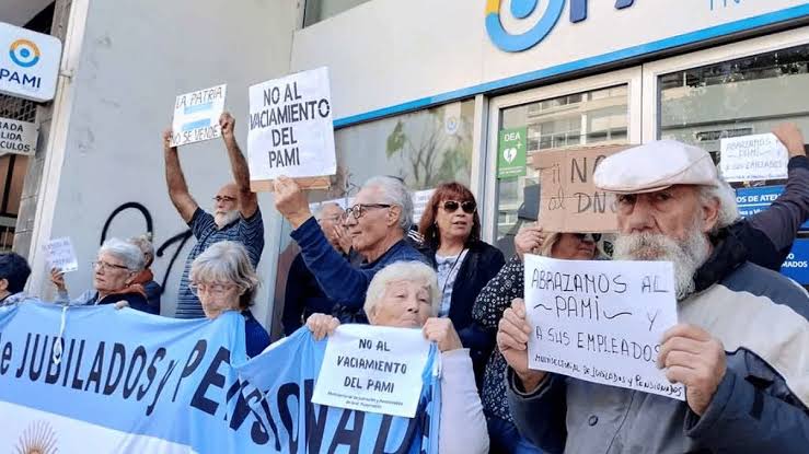 Radiografía de la crisis en el PAMI: menos cobertura de medicamentos, recortes en la atención y reclamos salariales