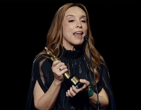 Noelia Barral Grigera, egresada de la UNLZ y formada en AUNO, ganó un Martín Fierro