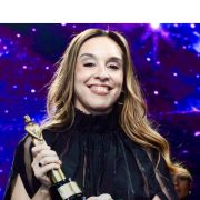 Noelia Barral Grigera, egresada en la UNLZ y formada en AUNO, ganó un Martín Fierro