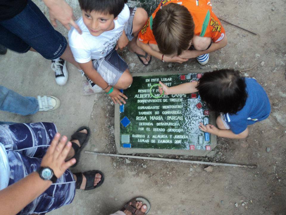 Construirán una “baldosa por la memoria” en Banfield