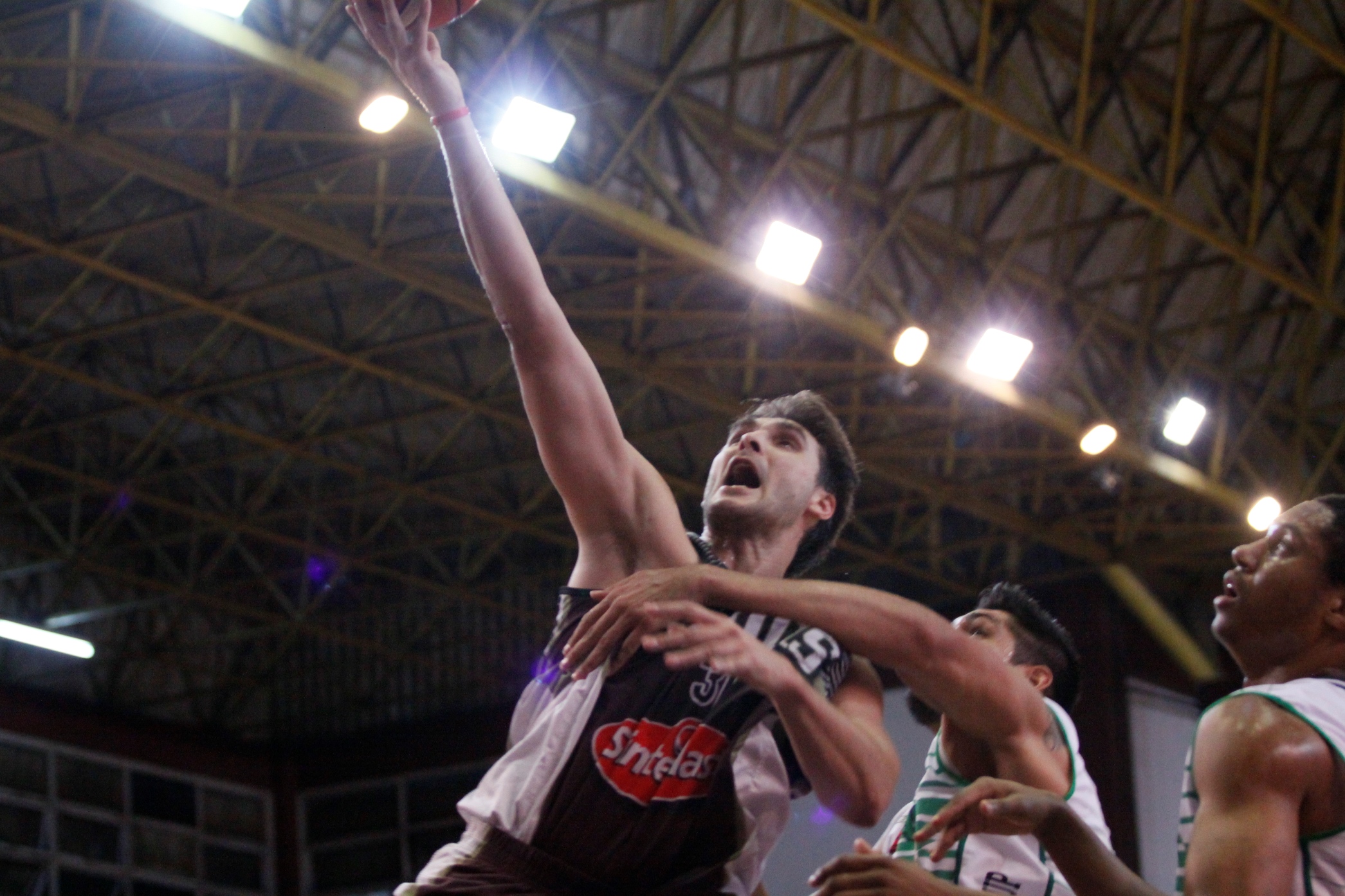 Lanús volvió a ganar y salió de la última posición