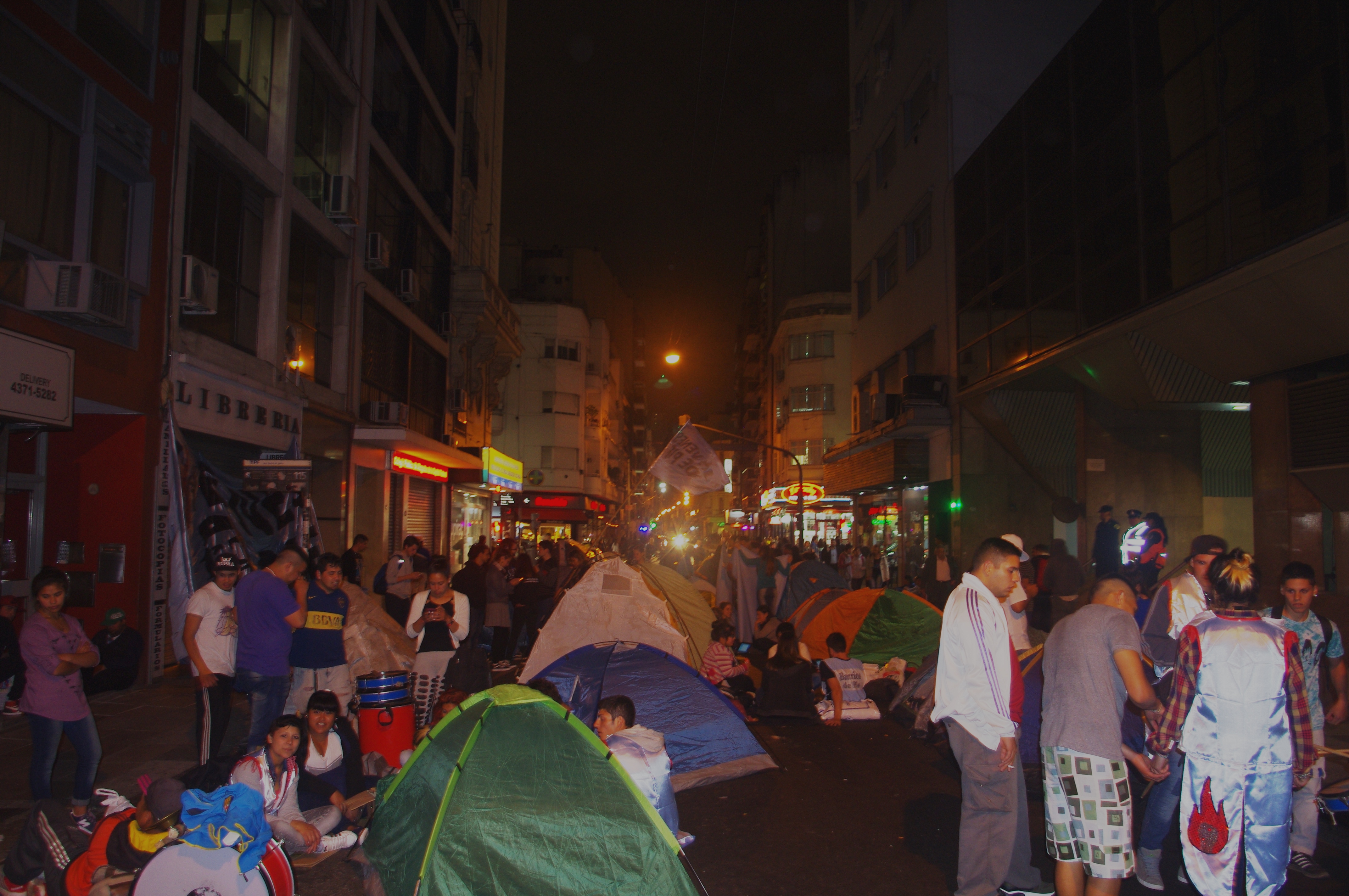 Jóvenes acampan para denunciar «recortes» en el Plan Progresar