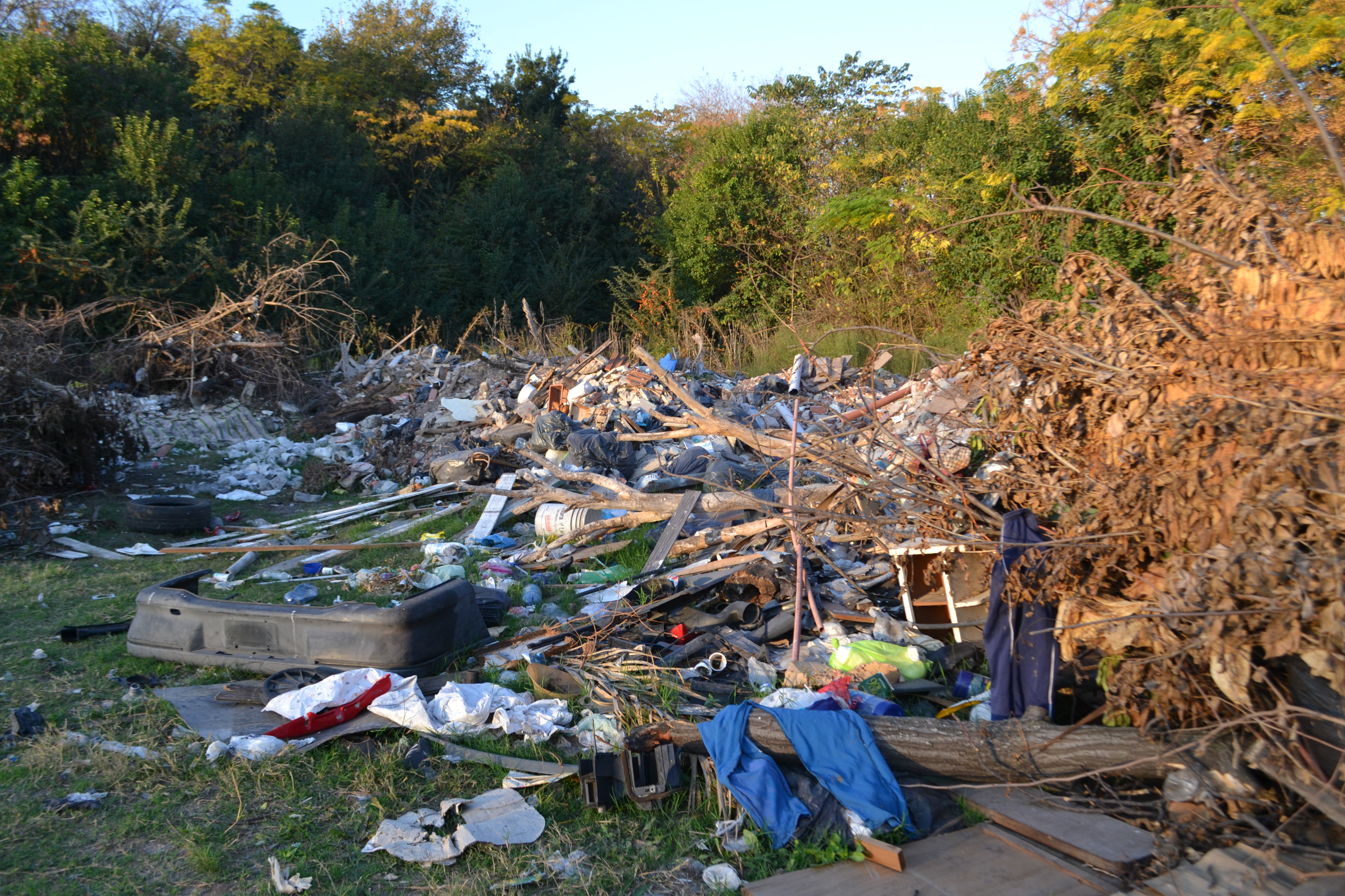 Exigen que el municipio saque el basural clandestino de Santa Catalina