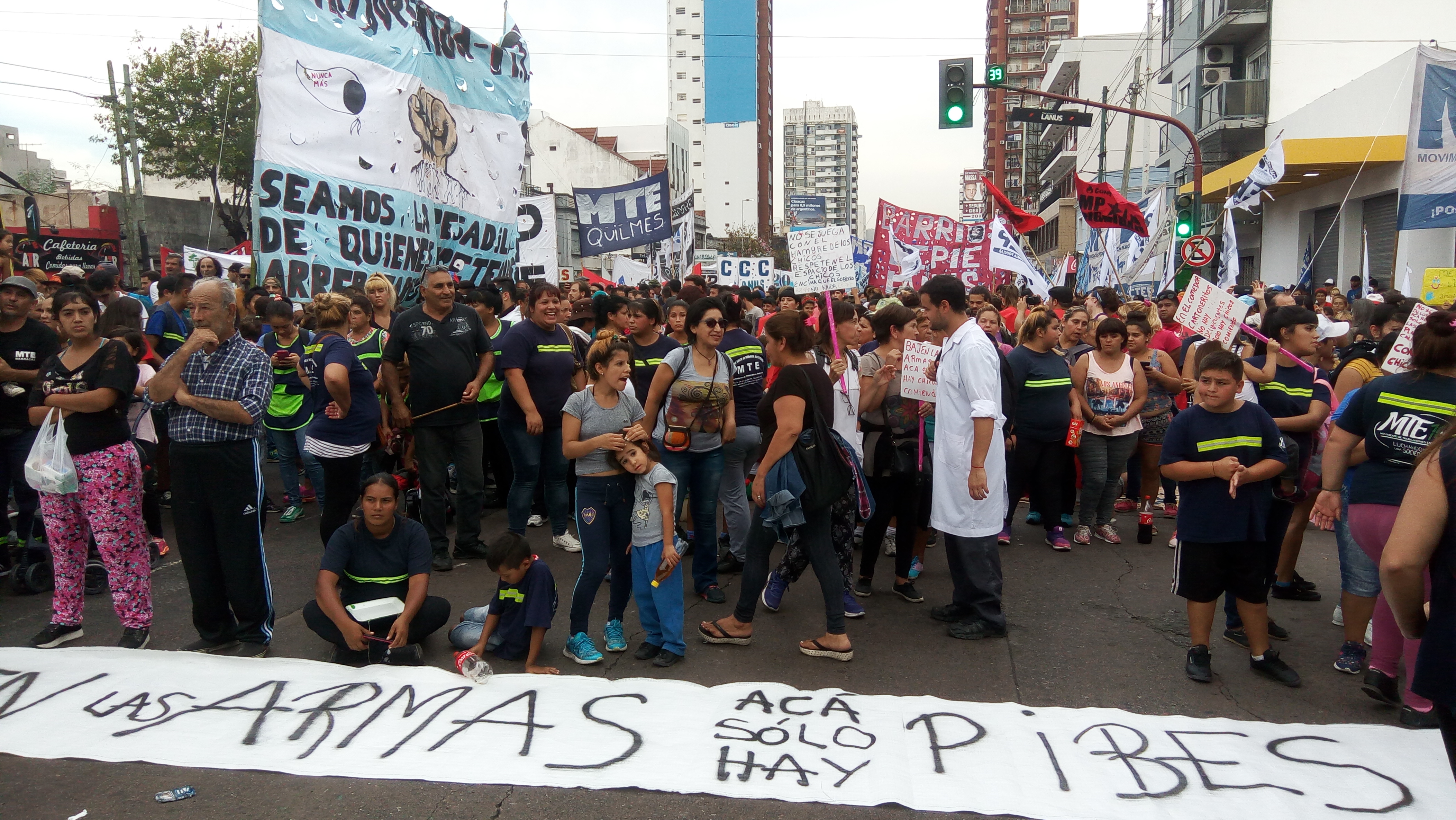 Lanús: multitudinaria marcha para exigir la renuncia de Kravetz