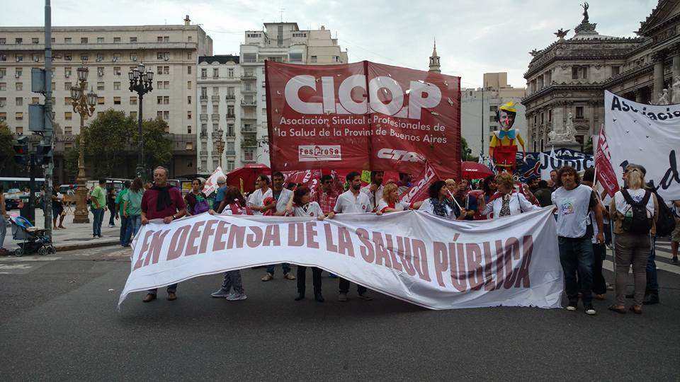 Médicos bonaerenses marcharon en repudio al atraso salarial