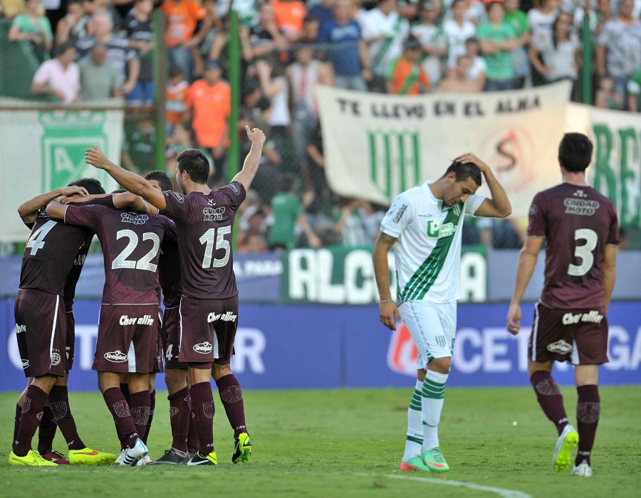 Lanús derrotó a Banfield y se quedó con un clásico al rojo vivo