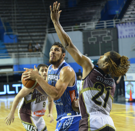 Lanús volvió a perder y está último