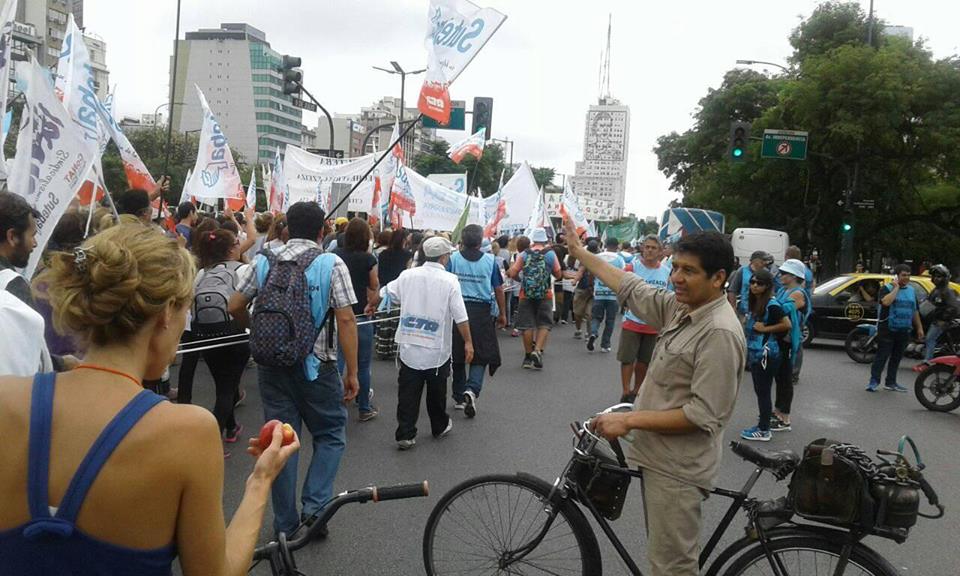 Por lo menos una vez deberían venir a una marcha con los docentes