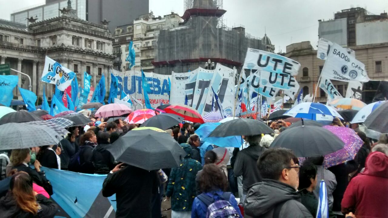 Los docentes volvieron al Congreso para repudiar la represión