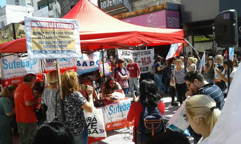 Protesta docente en Lomas por el salario y contra el “premio a los carneros”