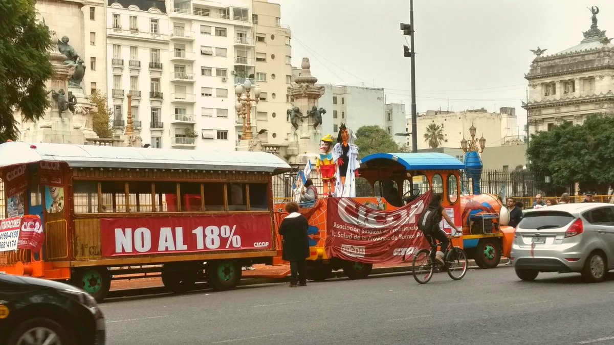 Un «trencito de la alegría» para reclamar mejoras salariales