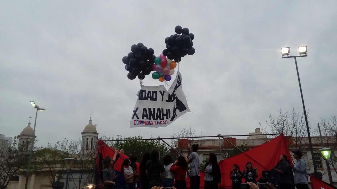 Globos y poemas para recordar a Anahí