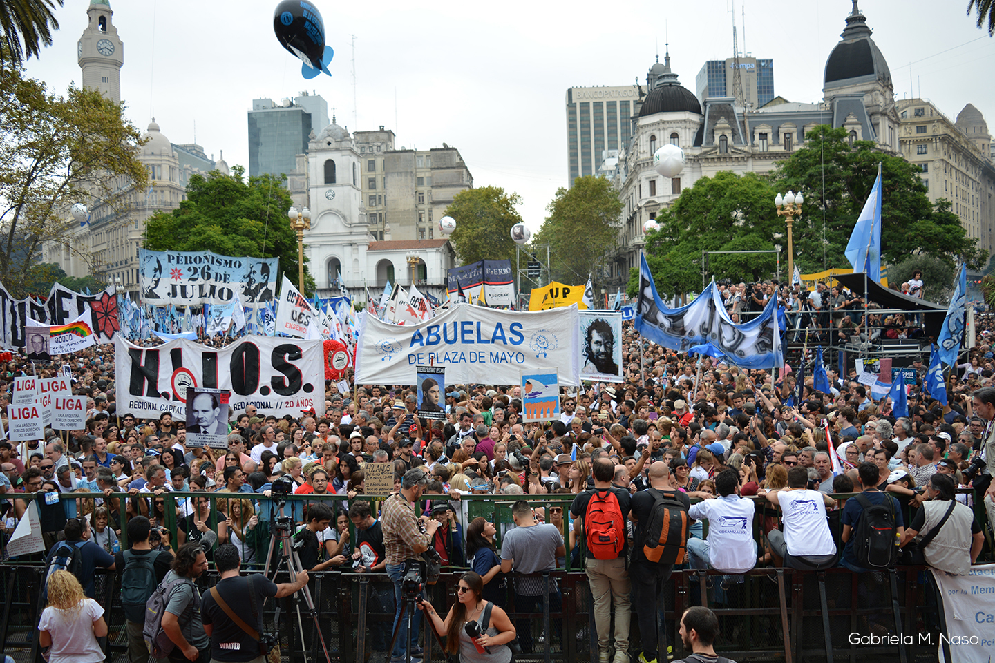A 42 años del golpe, la Plaza de Mayo volvió a llenarse de memoria