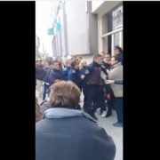 “Afeitate” y “sindicalista”: los gritos de los policías a uno de los docentes golpeados hoy en Lomas