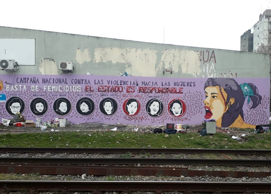 Quiénes son las mujeres del mural que ves desde el tren en la estación de Lomas