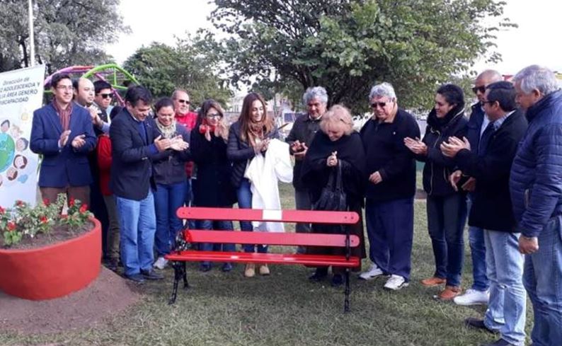 Beatriz y Jorge en la inauguración de un banco rojo en homenaje a una víctima de femicidio en Corrientes