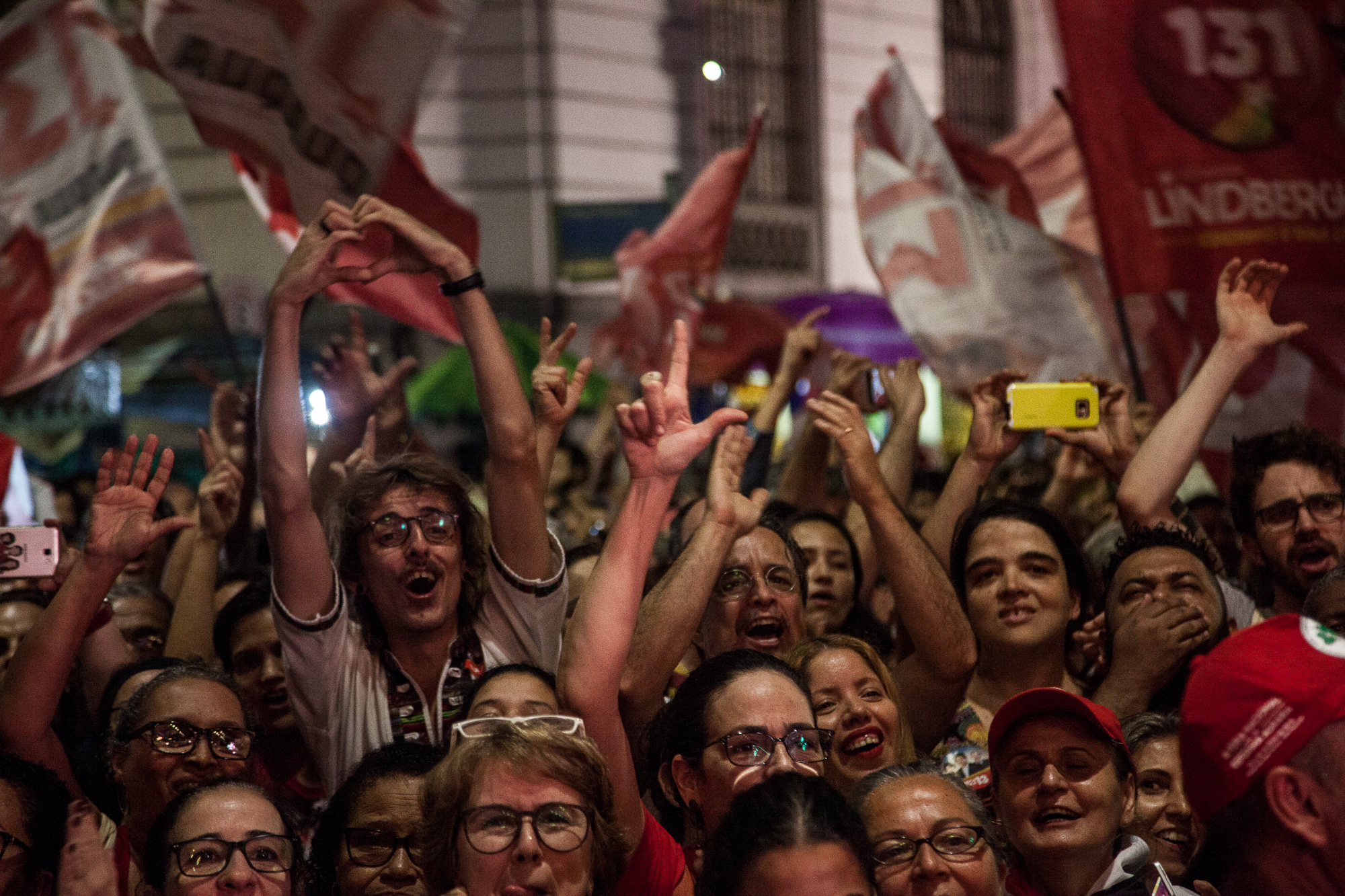 Gente se manifiesta en una acto de Haddad en Río.