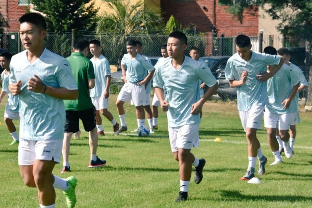 El método Banfield: un grupo de juveniles chinos ya trabaja en Guillón