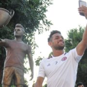 Lautaro Acosta ya tiene su estatua
