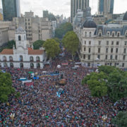 Una multitud colmó la Plaza de Mayo para gritar  “son 30.000”