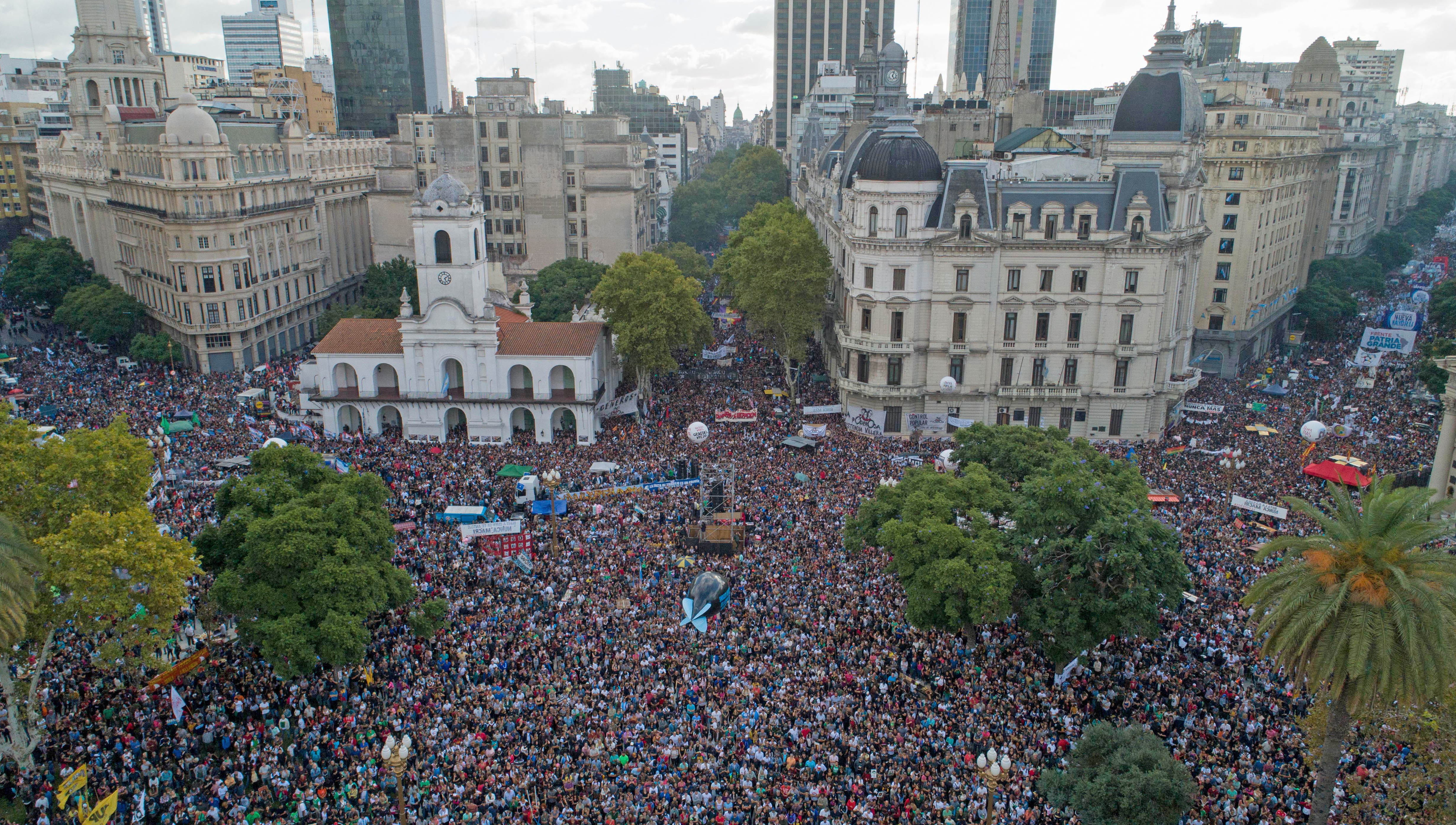 Una multitud colmó la Plaza de Mayo para gritar  “son 30.000”