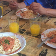 Así funciona el bar donde podés dejar un plato pago para quién lo necesite