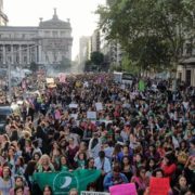 Una multitud feminista y plurinacional paró y marchó a Plaza de Mayo