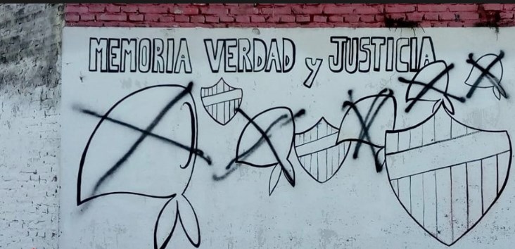 Cruces de odio: el ataque al mural de la memoria en Talleres de Escalada