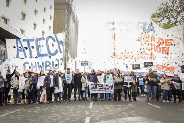 Los docentes pararon y marcharon en repudio a las agresiones a trabajadores en Chubut