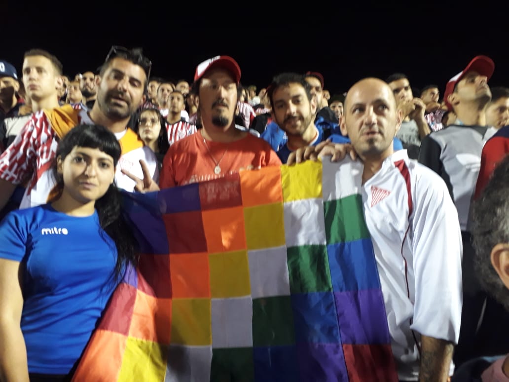 #NoAlGolpeEnBolivia: la bandera wiphala estuvo en la cancha de Los Andes