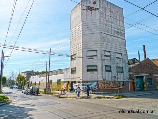 Curtiembreros vuelven a tomar una fábrica