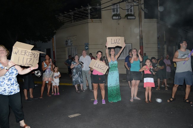 Asesoran a damnificados por los cortes