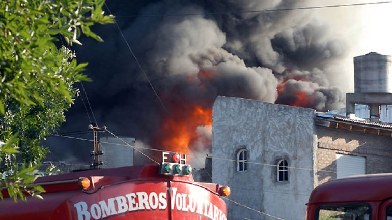 Se incendió una fábrica en Valentín Alsina