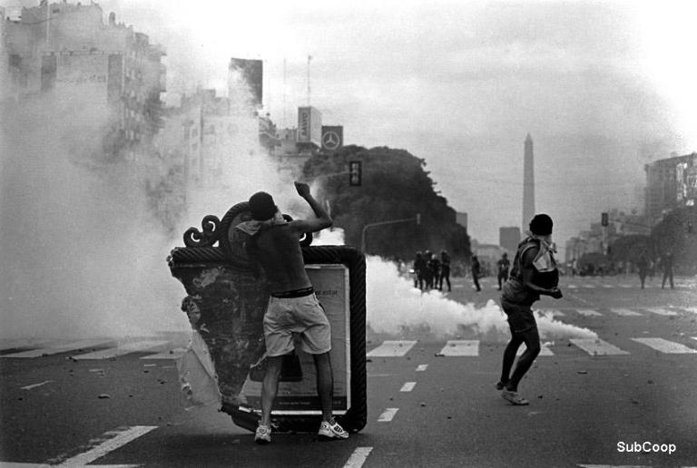 Argentina Arde y el Grupo Alavío, dos precursores de la comunicación alternativa que registró la crisis por dentro