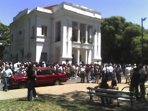 Realizaron un abrazo simbólico a la Municipalidad para apoyar a Giustozzi