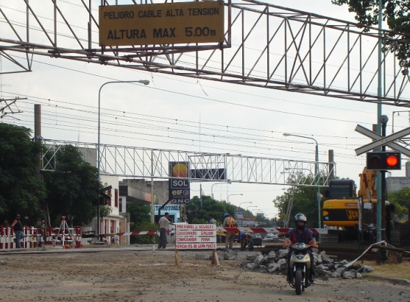 Vecinos y comerciantes se quejan por los trastornos que causa el cierre de un cruce ferroviario