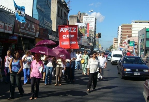 Médicos iniciaron un paro por tres días con una marcha a la Municipalidad