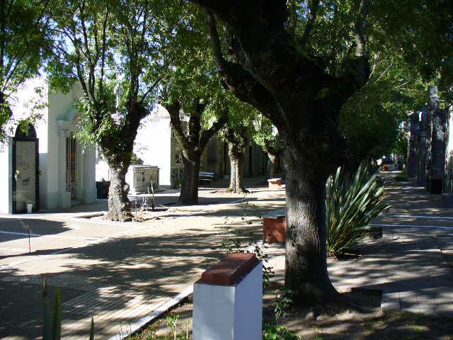 Sobre funcionarios municipales y tumbas