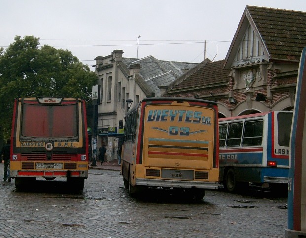 Juntan firmas para que se regule el servicio de colectivos en Banfield