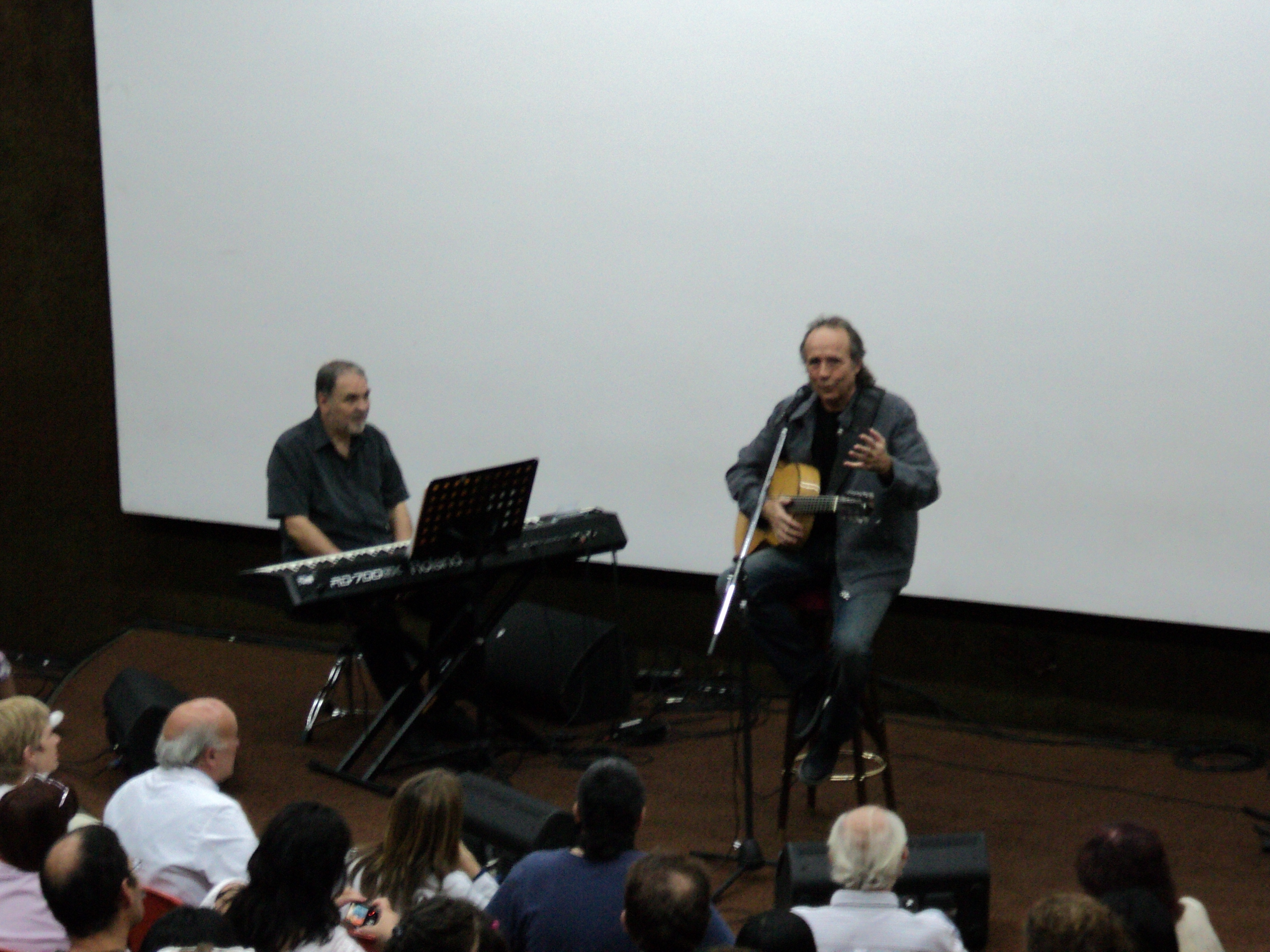 Serrat, por segunda vez en el Garrahan para “esos locos bajitos”