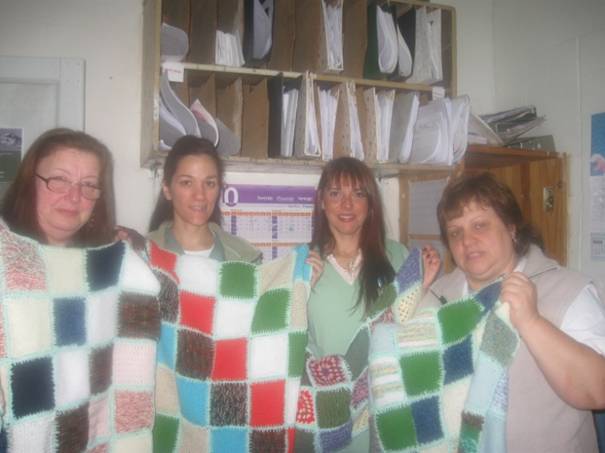 Casi un millar de manos para abrigar con 60 mil trozos de tejido