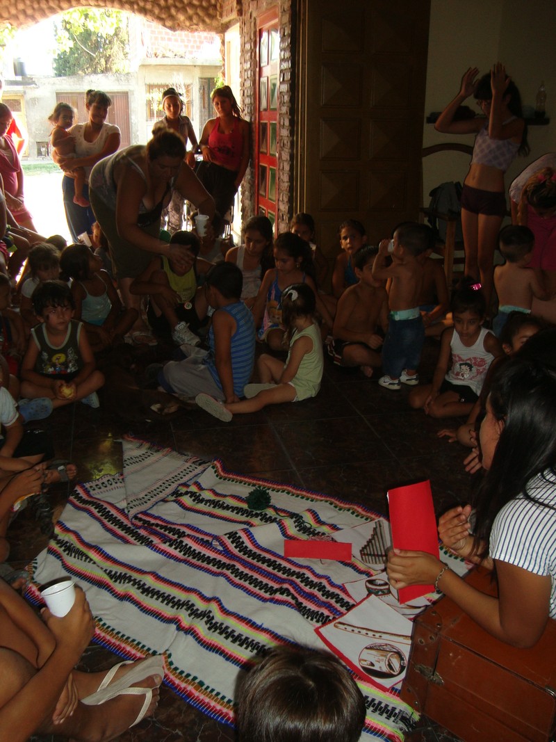 Usando la música para enseñarle sus derechos a los chicos