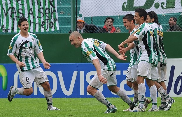 De a poco y en silencio