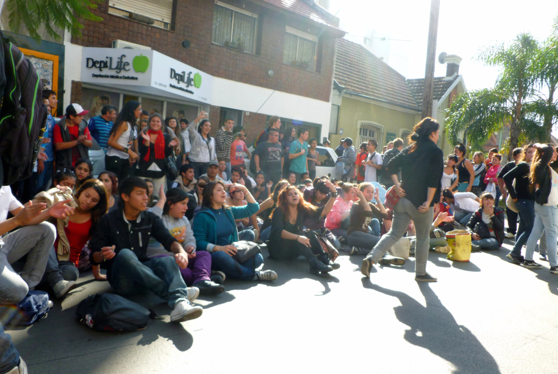 Estudiantes reclamaron por la mejora edilicia del Comercial de Temperley
