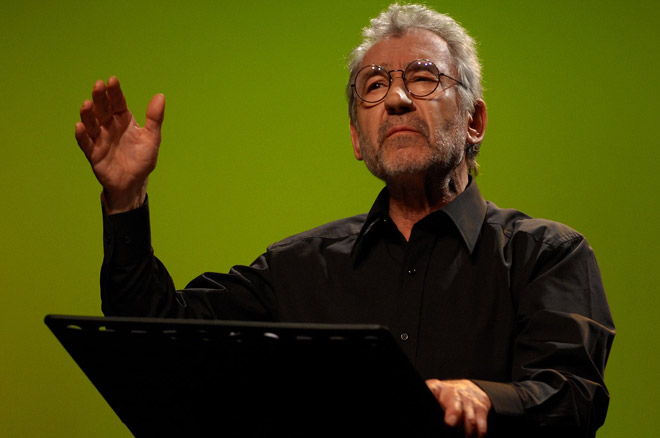 Un caballero español llega a Burzaco